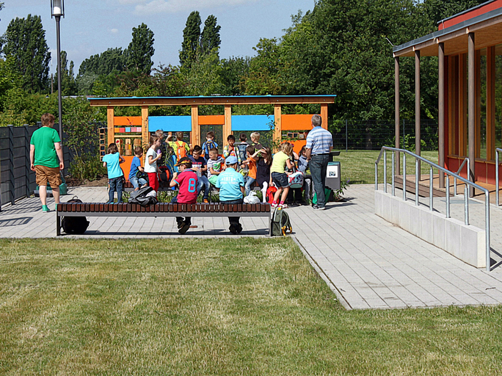 Kindergruppe vor dem Helleum I