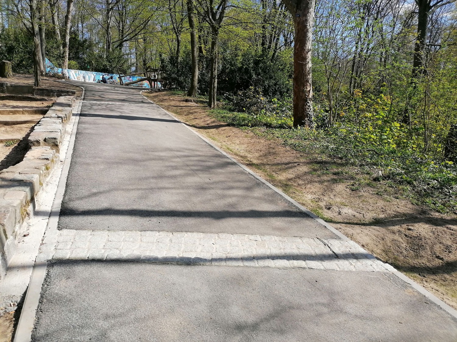 Neuer Weg mit Niederschlagsmanagment im Fritz-Schloß-Park